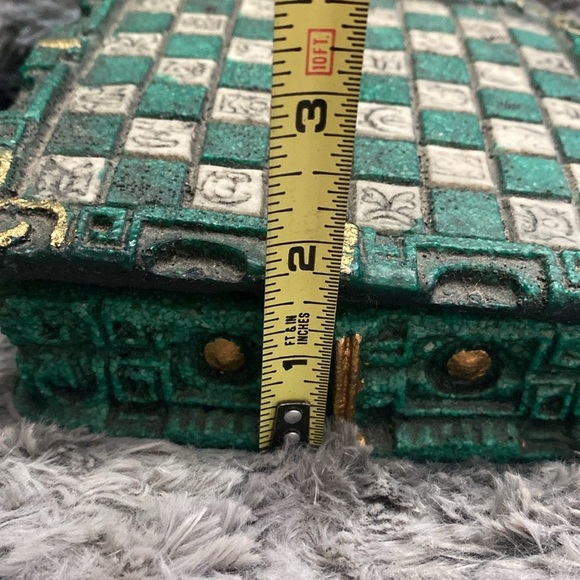 Vintage Mayan Aztec Chess Set Complete Green & White 8x8
inches - Picture 12 of 16